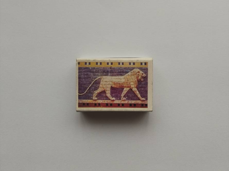 Lion relief artwork (İstanbul Eski Şark Eserleri Müzesi theme). Reverse: “İstanbul Eski Şark Eserleri Müzesi – Rölyef” with İnci branding.