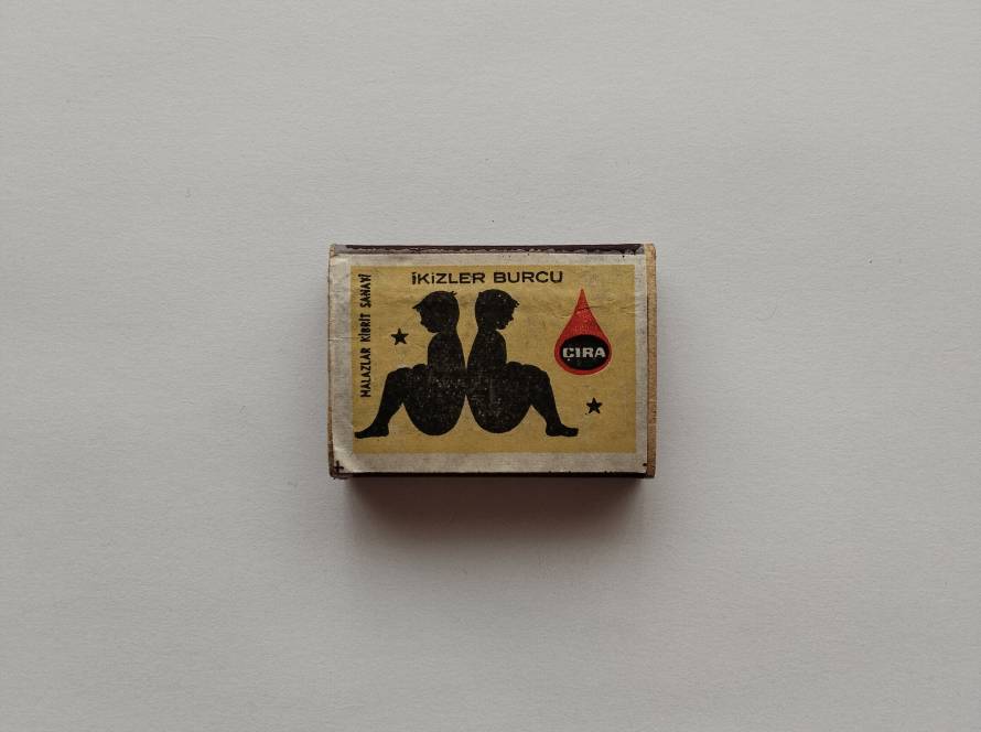 “İkizler Burcu” (Gemini) design with twin silhouettes and ÇIRA red drop logo. Horoscope-themed collectible.