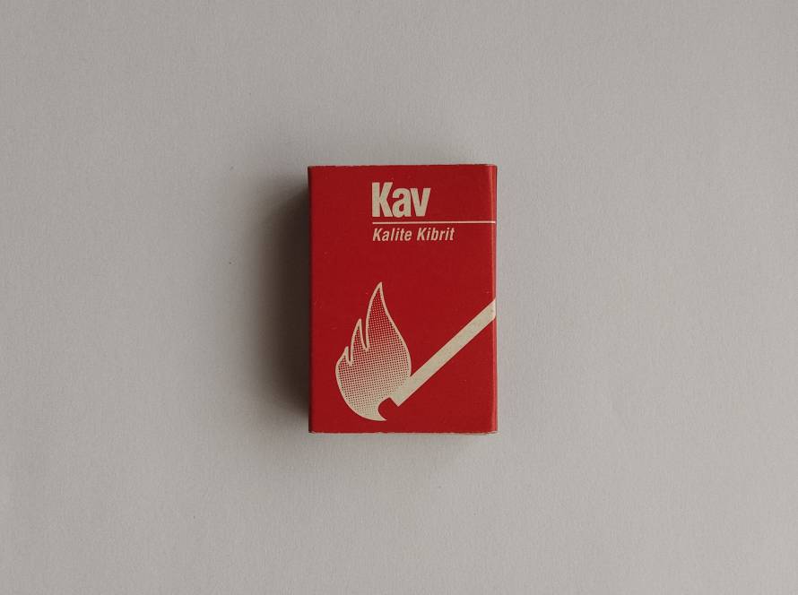 Modern Kav Kalite Kibrit ("Quality Matches") retail matchbox with minimalist red design and flame graphic. Manufactured for the Turkish market by Swedish Match.